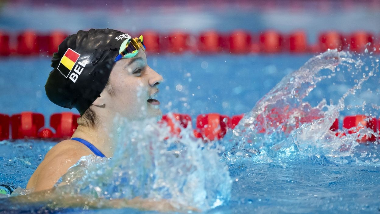 Nageuse pendant une épreuve en piscine