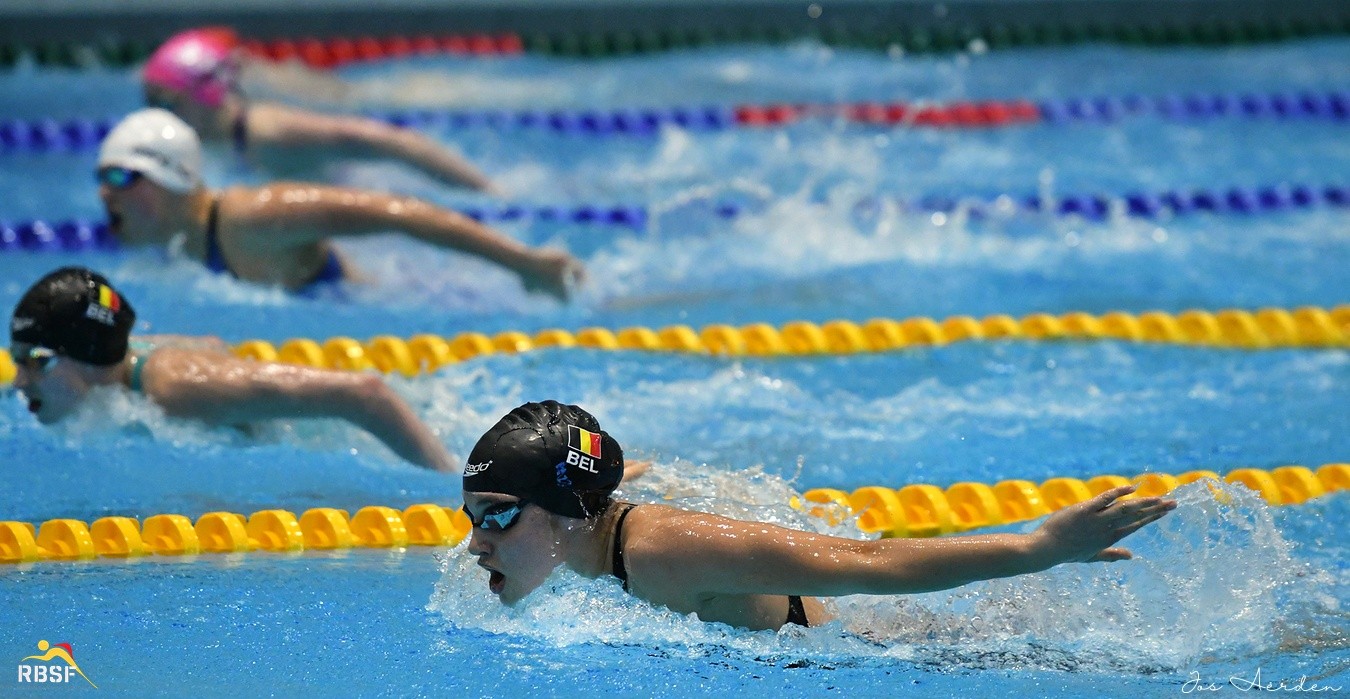 Natation en piscine, nageurs en action